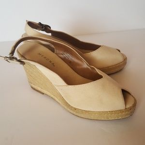 Off-White/Cream Wedges 5.5 cute!